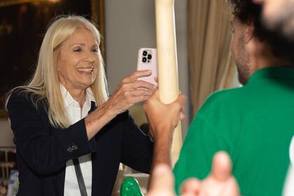 Evelyn Scheild y la foto a una guitarra singular: está hecha con tapitas recicladas y colillas de cigarrillos.
