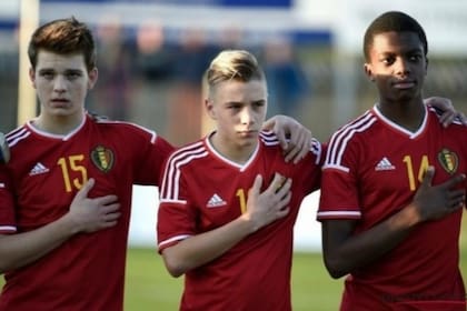 Evenepoel, en el medio, en sus tiempos como juvenil futbolista de la selección belga