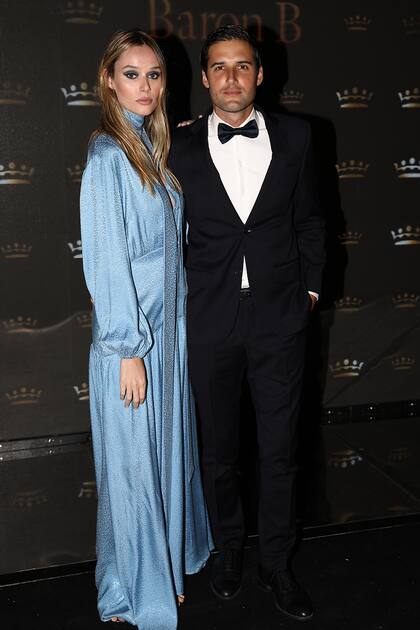 Nicolás Pusso y la modelo Sofía Campagnoli con un vestido de Anushka Elliot.