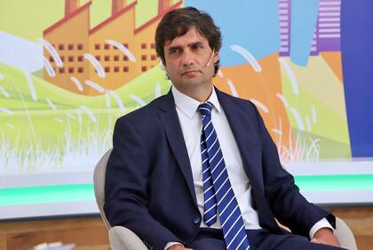 Lacunza, quien puso el cepo cuando Mauricio Macri todavía era presidente, dijo que este tipo de restricciones son "un torniquete", pero que en realidad es necesario revisar la "presión arterial"