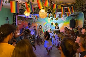 Emigraron y crearon uno de los hostels favoritos de los jóvenes argentinos en Arraial