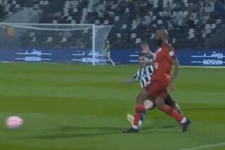 El exjugador de Boca que fue expulsado en Arabia tras una violenta patada... por un árbitro argentino