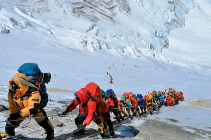 El gobierno de Nepal está en medio de una polémica desde fines de mayo debido al crecimiento del turismo en la montaña