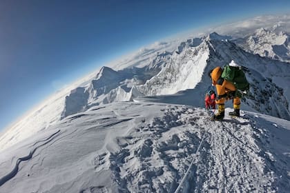 “Es entonces cuando te sube la adrenalina, cuando te sientes más vivo”, dice el empresario Jules Mountain que subió el Everest y casi se quedó sin nafta cuando estaba por llegar a Groenlandia en su helicóptero. 