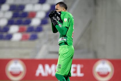 Everson, arquero del Atlético Mineiro, afectado por los gases lanzados en las afueras del Romelio Martinez en Barranquilla