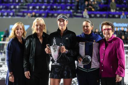 Evert, Navratilova, Billie Jean King y Conchita Martinez, con Garbiñe Muguruza, en la entrega de premios del WTA Finals 2021 en Guadalajara, Mexico