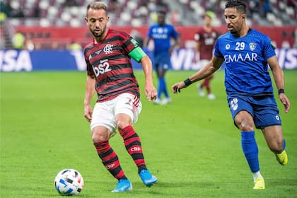 Everton Ribeiro cubre la pelota ante Salem Al-Dawsari, autor de dos penales para Al Hilal