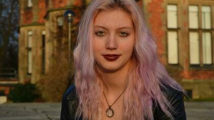 Evie Brill Paffard es demisexual, es decir, sólo un estrecho vínculo sentimental despierta su deseo sexual