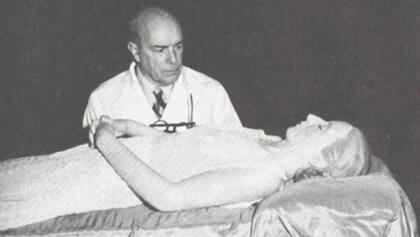 Evita fue diagnosticada de cáncer de cuello de útero y falleció el 26 de julio de 1952. Su cuerpo fue embalsamado por el anatomista español Pedro Ara, quien comenzó su tarea apenas unas horas después del deceso. 
