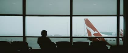 Evita las temporadas altas para viajar en avión (Unsplash)