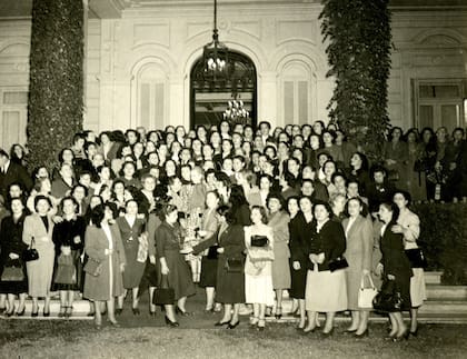 Evita recibe a una delegación en la quinta Unzué.