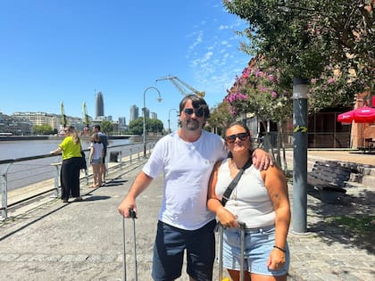 Evita y Alvaro, de Uruguay, utilizan la aplicación Prex, oriunda de ese país