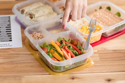 Evitar colocar los recipientes plásticos en el microondas es una buena medida para que no se arruinen con el uso