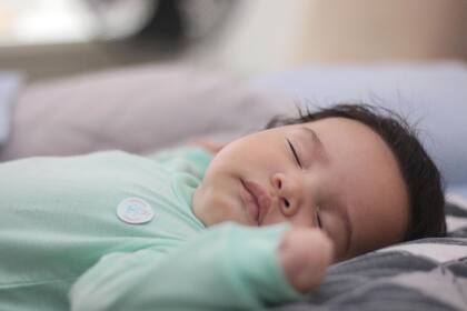 Evitar dormir con el bebé en sofás o sillones
