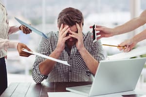 Por qué rodearte de personas que se quejan todo el tiempo puede "encoger" tu cerebro