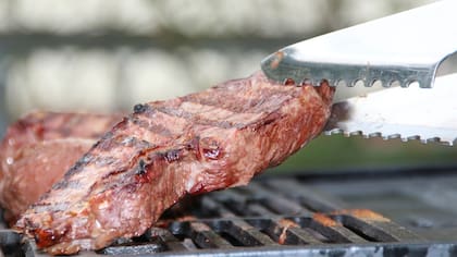 Evitar tenedores o trinches, así no se dañan las fibras de la carne ni se pierden sus jugos