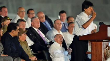 Evo habla, bajo la mirada de Maduro y Raúl Castro