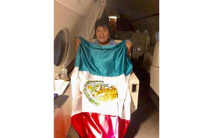 Evo Morales posó con la bandera de México dentro del avión