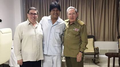 Evo Morales recibió en pijama a Raúl Castro en el hospital de Cuba