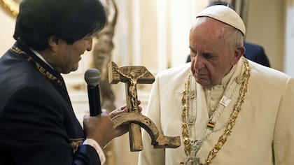 La sorpresa del Papa al recibir el extraño crucifijo durante su visita a Bolivia