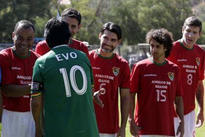 Evo saluda; lo miran Ayala, Aimar y Palermo