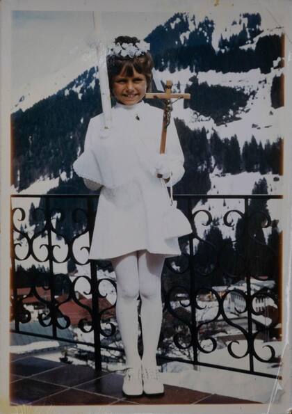 Evy a los 8 años, después de su Primera Comunión. Más tarde ese año, la enviaron a la Casa Amarilla