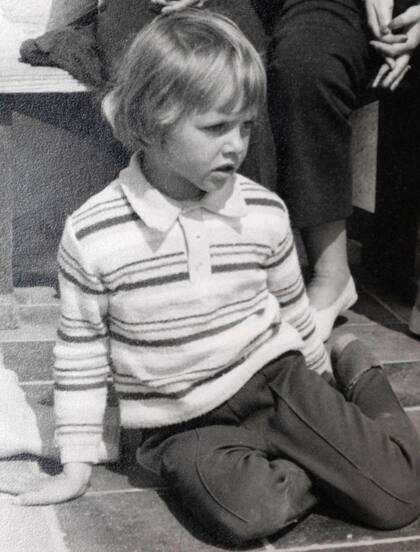 Evy, cuando tenía 6 o 7 años, en la terraza del hostal en Kleinwalsertal donde vivía con su madre adoptiva Anni