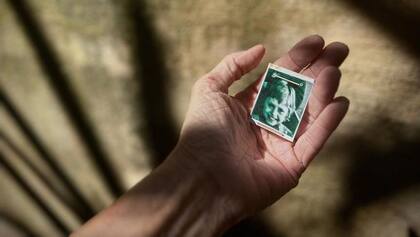 Evy sosteniendo una foto que estaba grapada en su expediente en la Kinderbeobachtungsstation