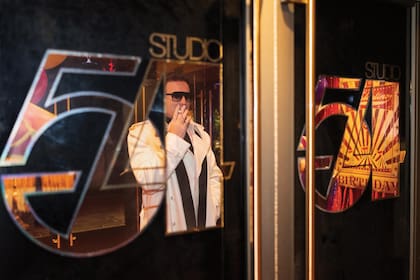 Ewan McGregor en el Studio 54 de ficción que se recreó para la miniserie de Netflix.