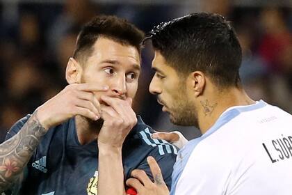 Ex compañeros en Barcelona y rivales en la selección, Lionel Messi y Luis Suárez volverán a estar frente a frente este viernes en Brasil.