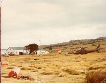 Ex Cuartel británico de los Royal Marines en Moody Brook durante abril de 1982. El mismo se convirtió en el primer destino en Malvinas del conscripto Marcelo Morganti perteneciente al el Batallón de Comunicaciones 181 del Ejército Argentino. (Fotografía de VGM Alberto José Euliarte).