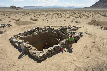 Excavación de la Tumba 64 de élite de xiongnu que contiene una mujer aristocrática de alto estatus en el sitio de Takhiltiin Khotgor, en las montañas de Altai