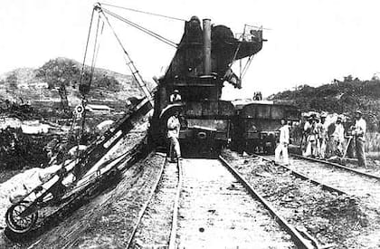 Excavadora trabajando en Bas Obispo, año 1886. El poblado de Bas Obispo fue bautizado así por los franceses, cuando iniciaron las obras de construcción del canal por la ruta istmeña