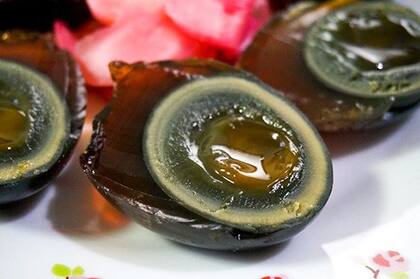 Excéntricos y muy salados, estos huevos chinos se conservan en cal hirviendo.