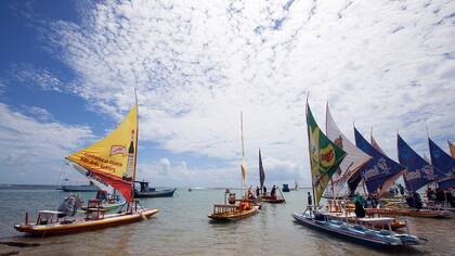 Excursión a piscinas naturales en jangadas, embarcación típica de la zona.