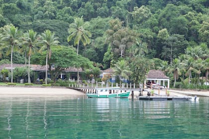 Excursión a una de las paradisíacas playas que se encuentran a poco tiempo de navegación desde Paraty.