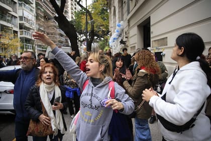 Exempleados protestan en el edificio del Instituto Juan Perón