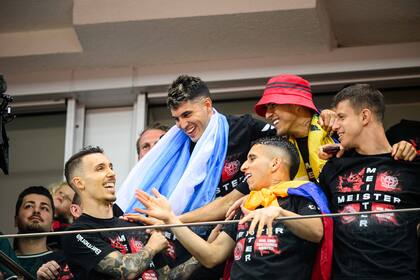 Exequiel Palacios con la bandera argentina al cuello, en la celebración de Bayer Leverkusen