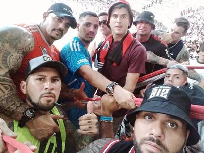 Exequiel Palacios, con Los Borrachos del Tablón en Santiago del Estero durante la final de River frente a Rosario Central por el Trofeo de Campeones