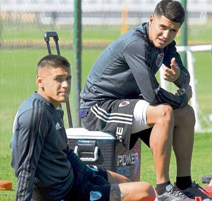 Exequiel Palacios (con Martínez Quarta) volvió a los entrenamientos; tiene para al menos 45 días más