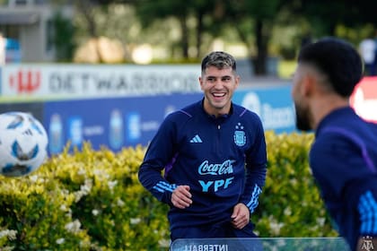 Exequiel Palacios podría ingresar en la mitad de la cancha ante la ausencia de Paredes, Enzo Fernández y Mac Allister