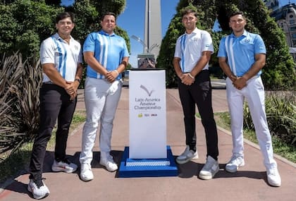Exequiel Rodríguez Barri, Mateo Pulcini, Leandro Mihaich y Joaquín Ludueña posan con el trofeo del Latin America Amateur Championship (LAAC); a partir de este jueves protagonizarán el torneo en Pilar.