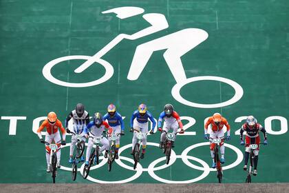 Exequiel Torres, segundo desde la izquierda, en los primeros metros de una de las carreras de su semifinal; el riojano fue quinto sobre ocho participantes y quedó a un punto de acceder a la final de BMX carrera en los Juegos Olímpicos Tokio 2020.