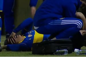 La terrible patada que sacó de la cancha al pibe Zeballos: expulsión, llanto y preocupación en Boca por la gravedad de la lesión