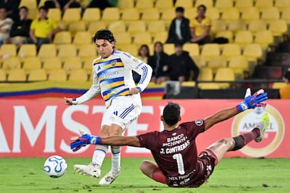 Exequiel Zeballos ante David Contreras en la derrota de Boca ante Barcelona de Guayaquil. (Photo by MARCOS PIN / AFP)