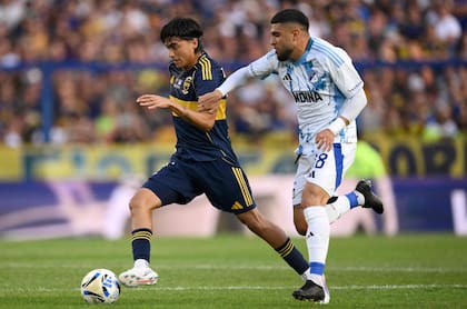 Exequiel Zeballos escapa de la marca de Rodrigo Ureña en el amistoso en el que Boca dependió de las individualidades más que del juego colectivo e igualó con Millonarios, de Colombia.