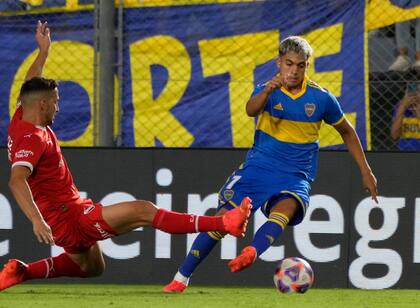 Exequiel Zeballos volvió en Boca tras la lesión: en la acción, lo intenta frenar Iván Marcone