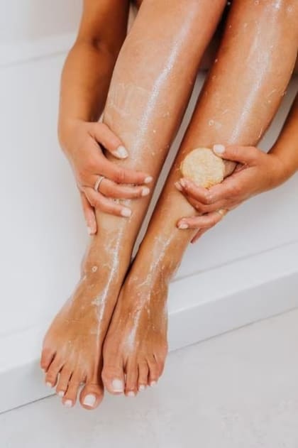 Exfolia tus pies 1 o 2 veces por semana para asegurarte de retirar la piel muerta