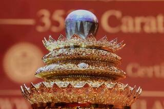 Exhiben raro zafiro estrella púrpura en Sri Lanka, el más grande de su tipo