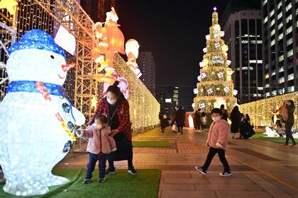 Exhibición de luces navideñas en el centro de Seúl, Corea del Sur